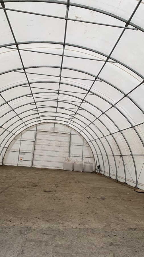 RINOShelter ponyvasátor belső tere, íves acélszerkezettel